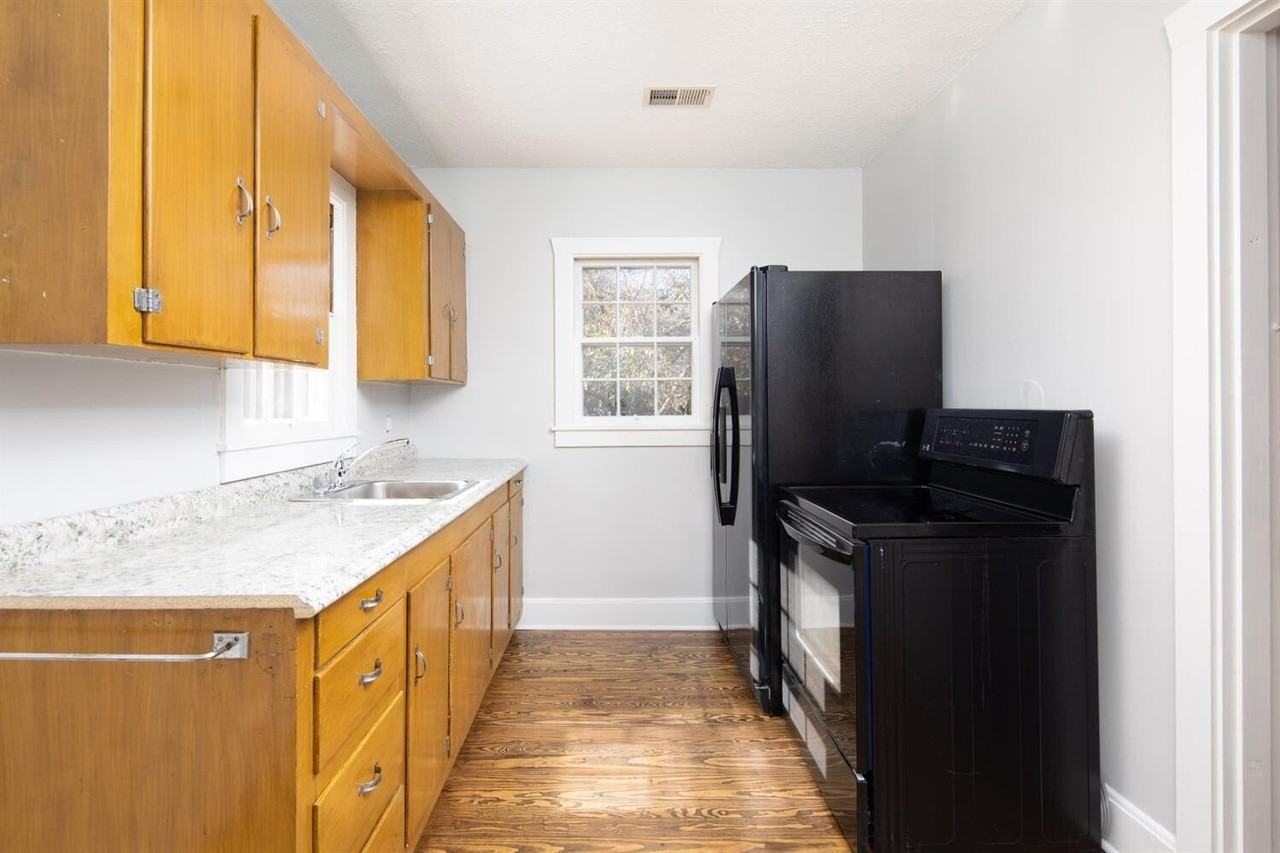 1220 Hammond Ave - Photo 6 of 27