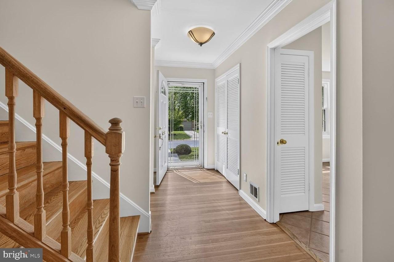 6035 Chatsworth Ln - Photo 2 of 42