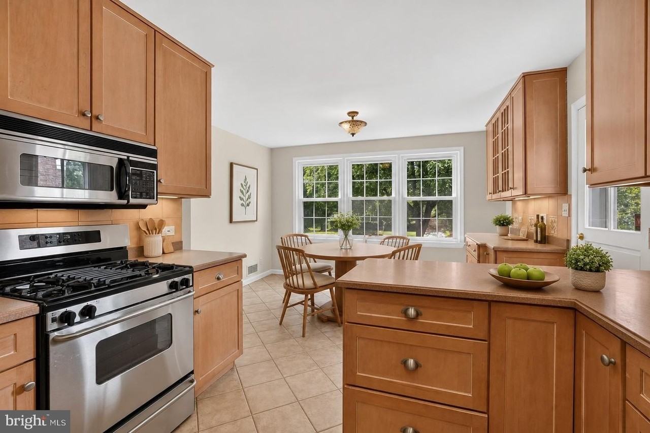 6035 Chatsworth Ln - Photo 7 of 42