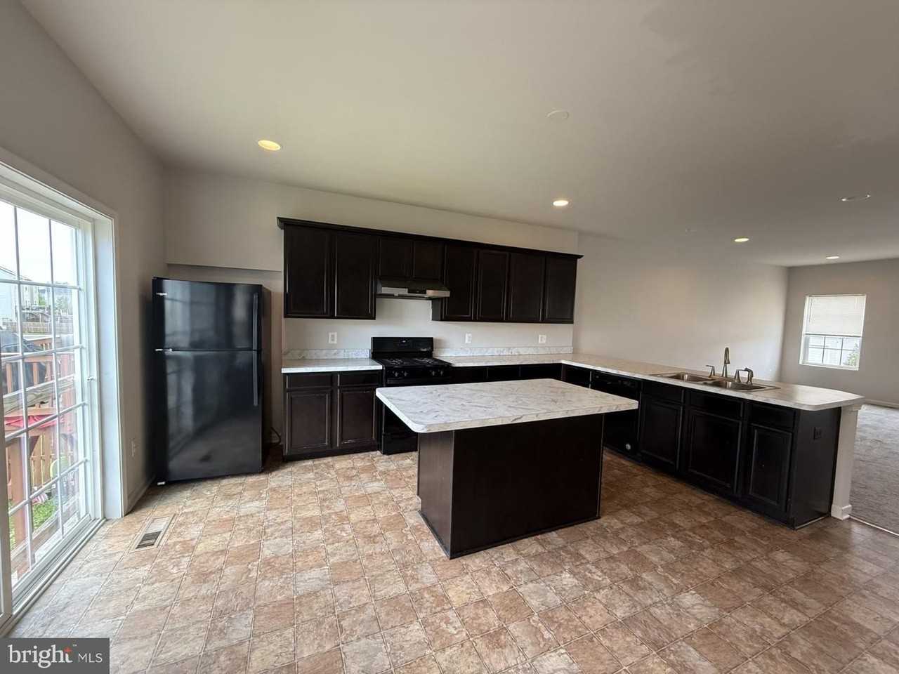 240 Parkland Dr - Photo 3 of 31