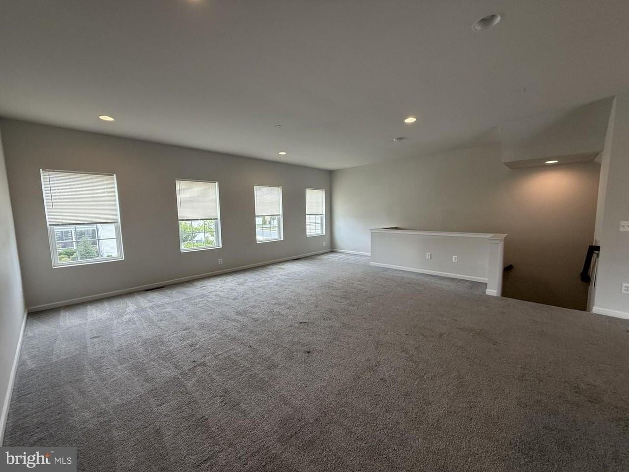 240 Parkland Dr - Photo 5 of 31