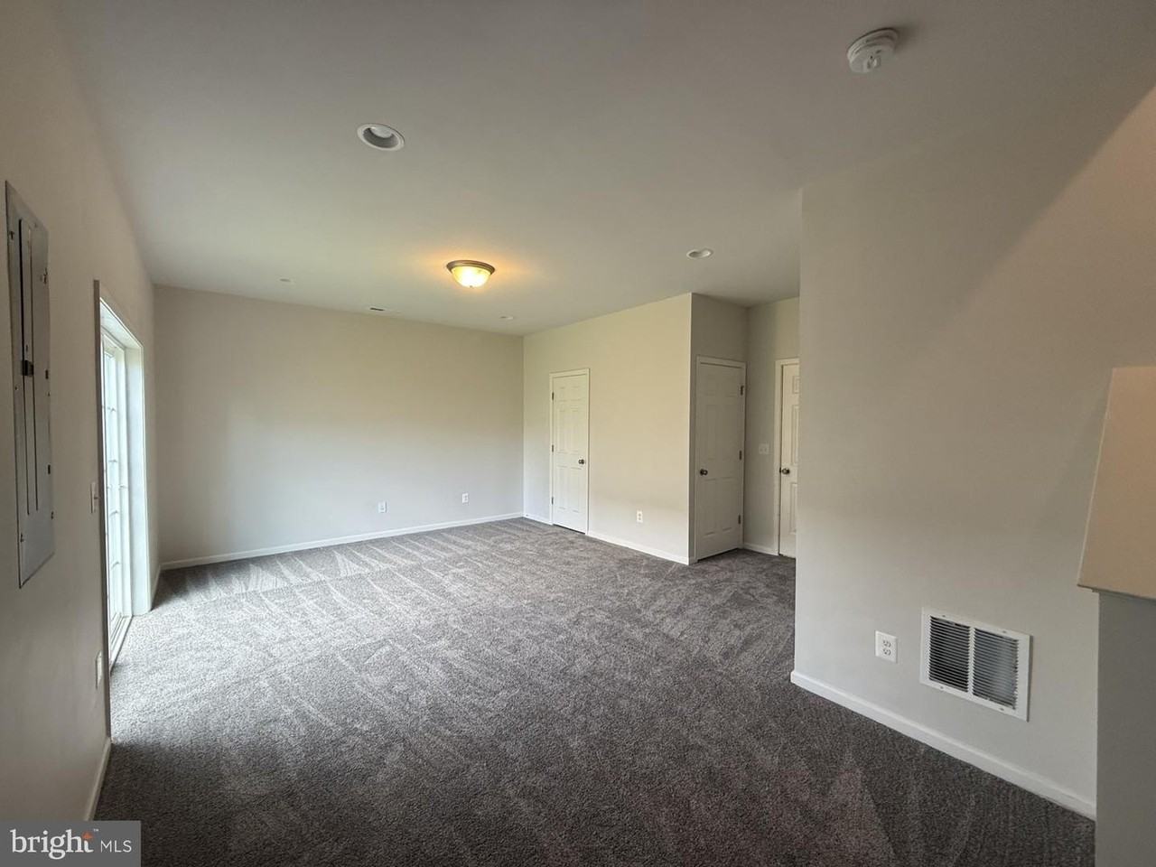 240 Parkland Dr - Photo 7 of 31