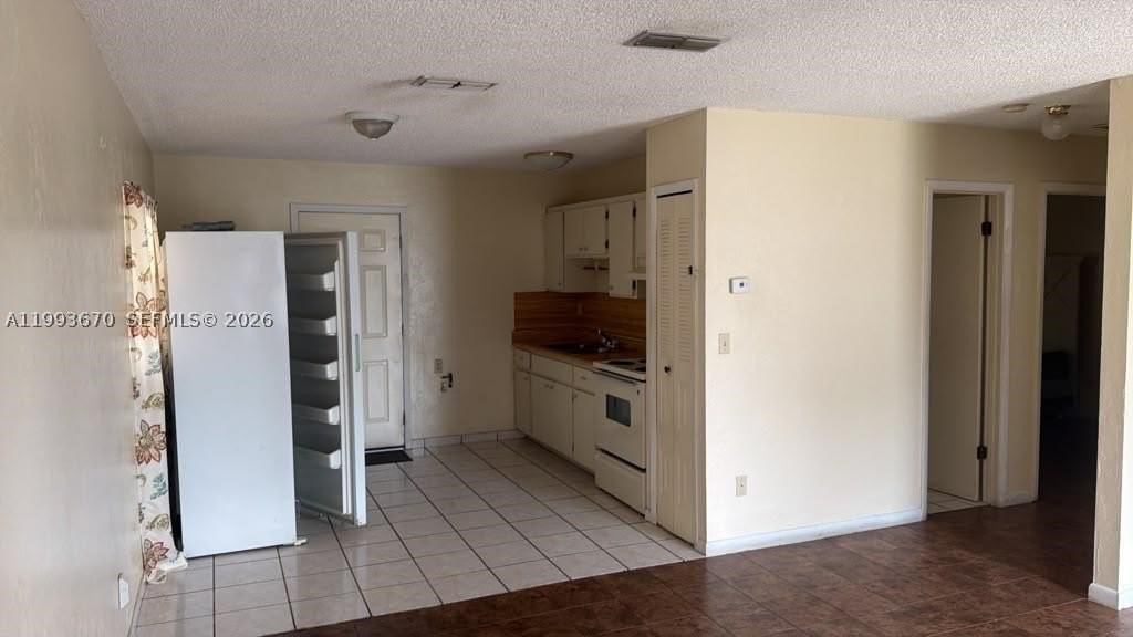 421 Las Palmas Cir #0 - Photo 4 of 10