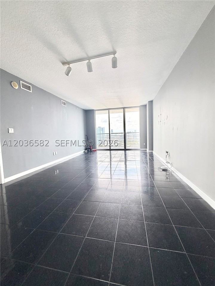 335 Biscayne Blvd #4200 - Photo 4 of 37