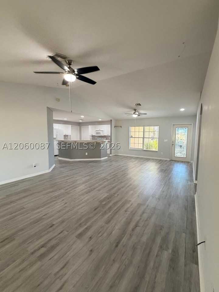 507 Peerless Cir - Photo 3 of 17