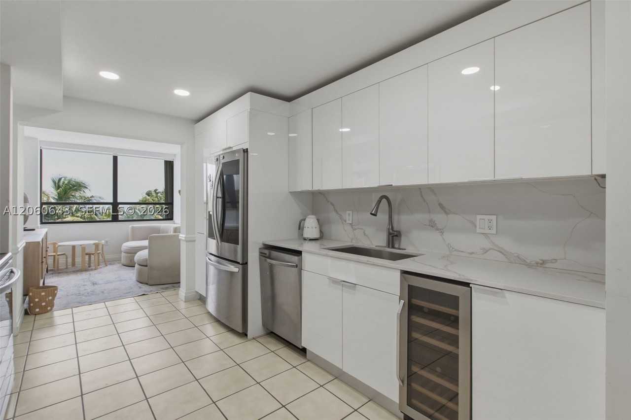 2 Grove Isle Dr #B301 - Photo 7 of 32