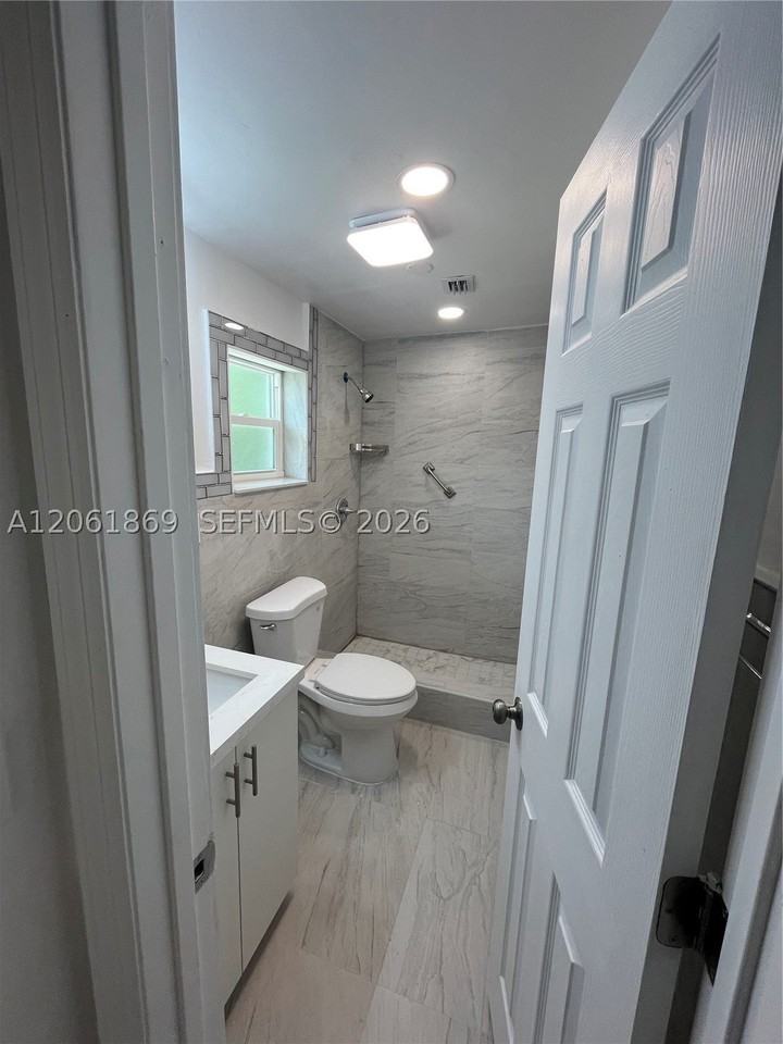 1160 Nw 105th St #1160 - Photo 5 of 10