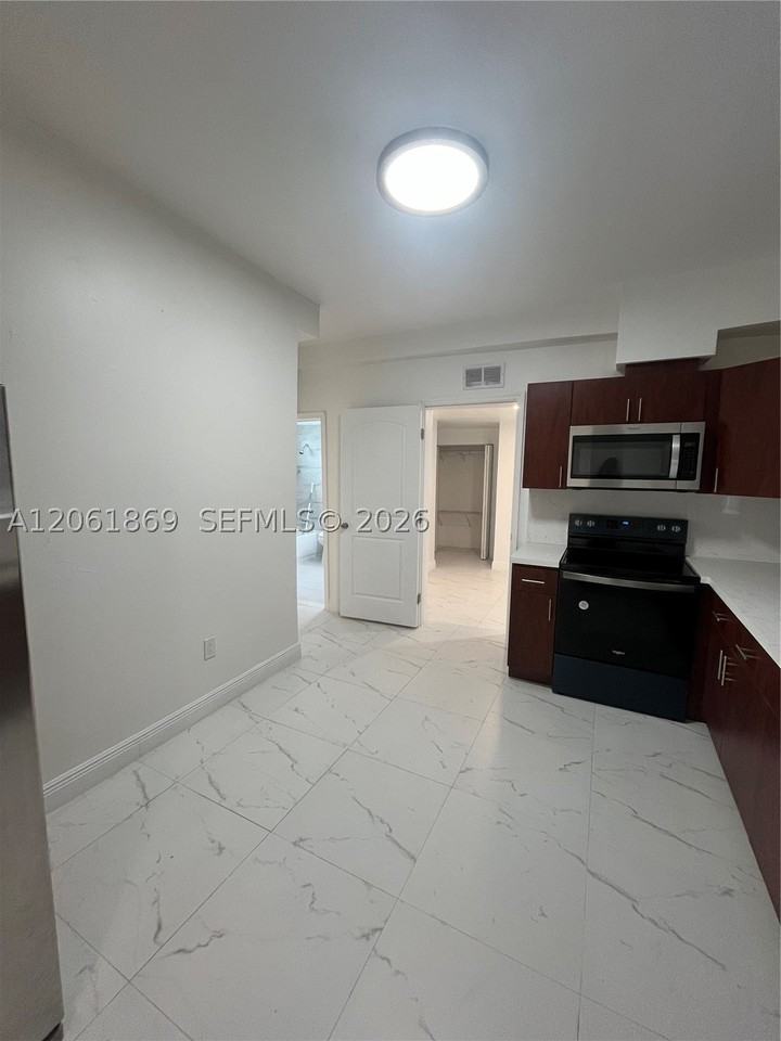 1160 Nw 105th St #1160 - Photo 6 of 10