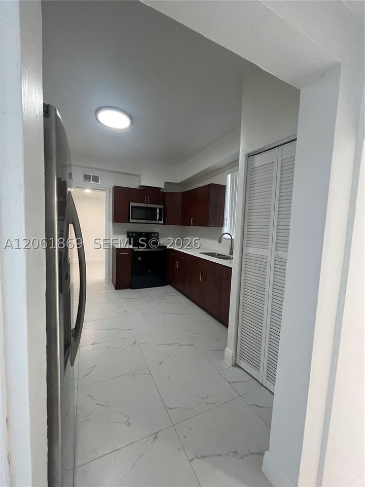 1160 Nw 105th St #1160 - Photo 7 of 10