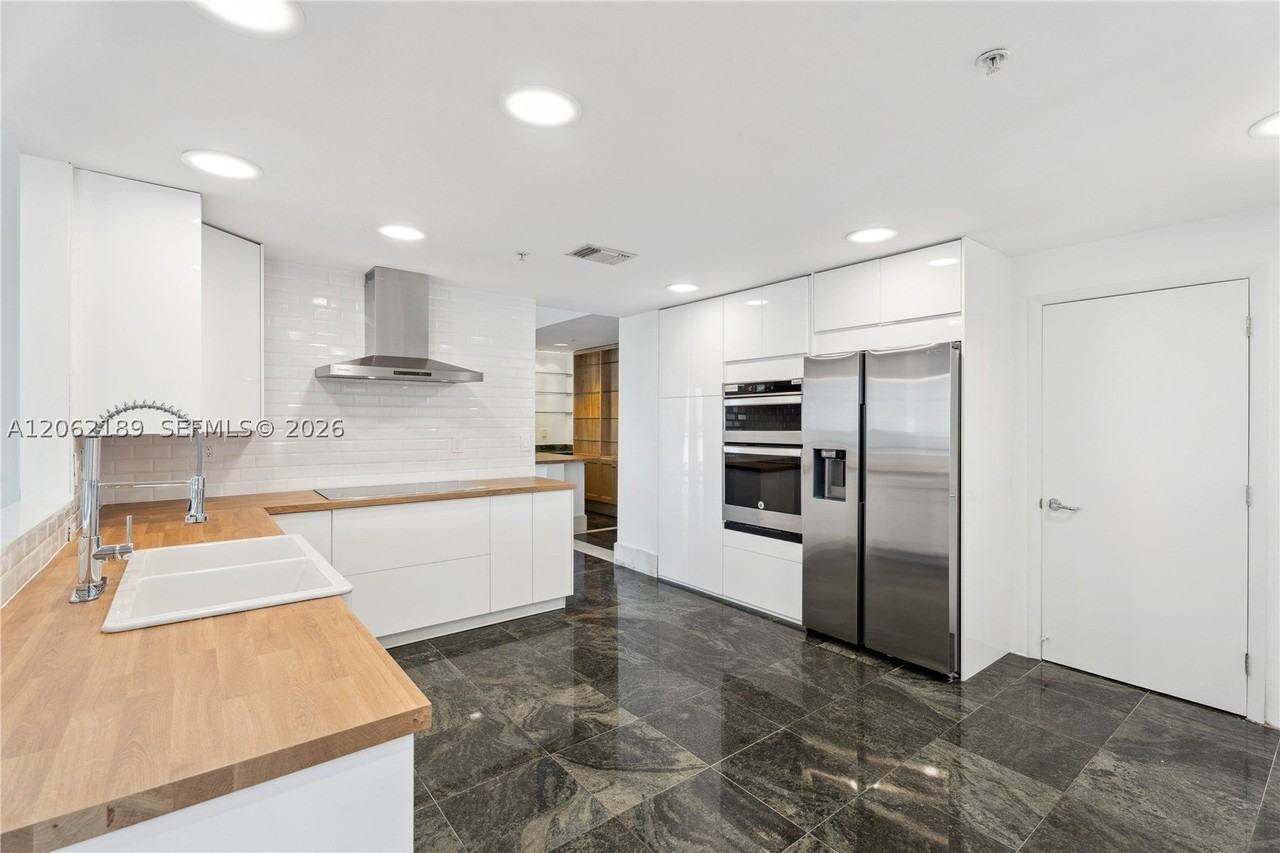 1402 Brickell Bay Dr #1601 - Photo 6 of 25