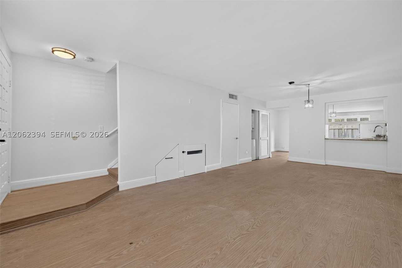 10206 Sw 77th Ct - Photo 2 of 33