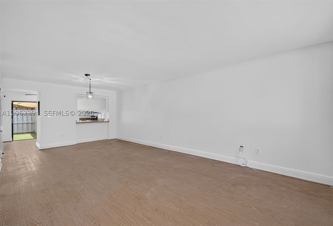 10206 Sw 77th Ct - Photo 4 of 33