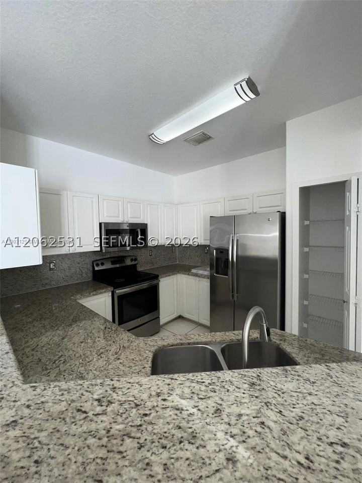 4847 Nw 108th Ct - Photo 5 of 19