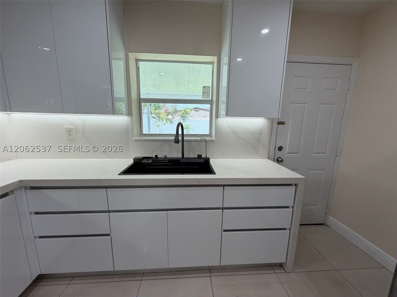 9016 Nw 35th Ct - Photo 4 of 16