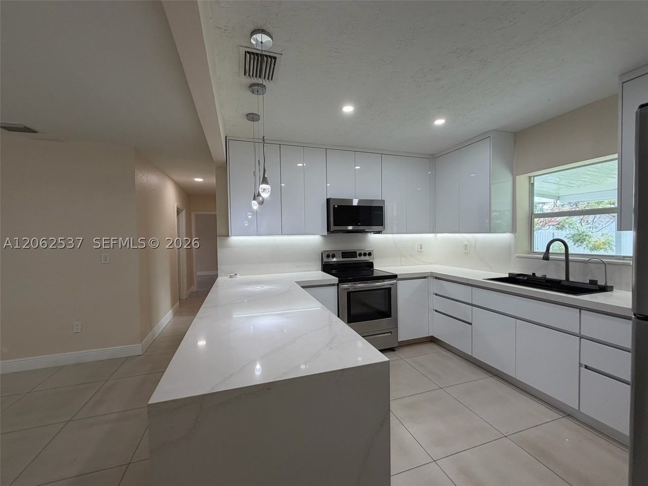 9016 Nw 35th Ct - Photo 6 of 16