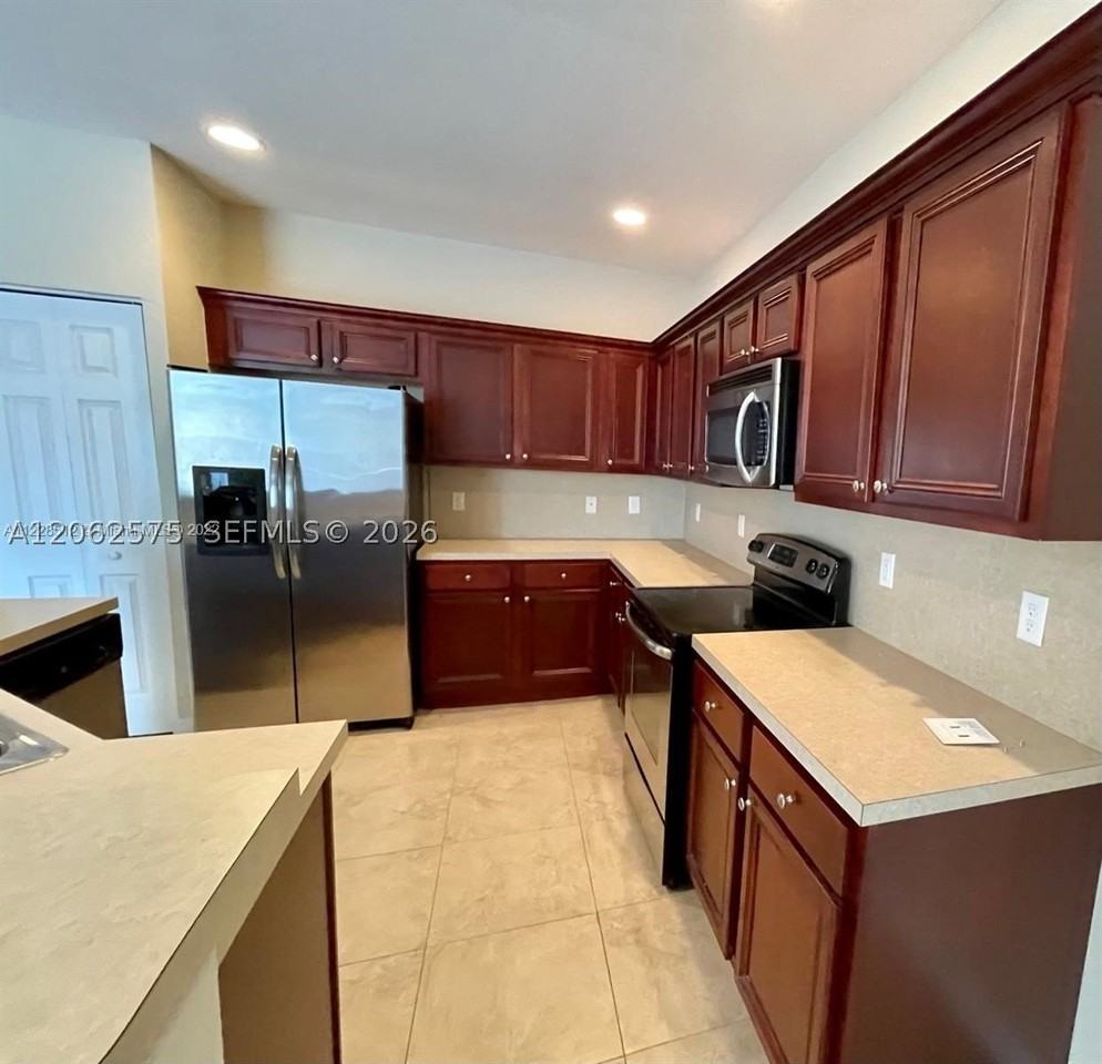 1015 Ne 208th St - Photo 3 of 29