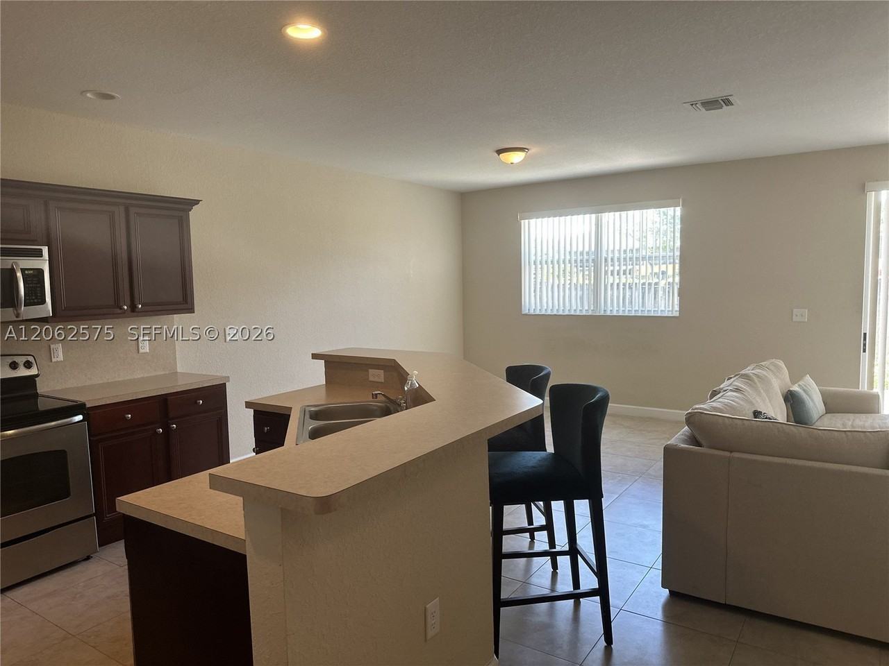 1015 Ne 208th St - Photo 4 of 29