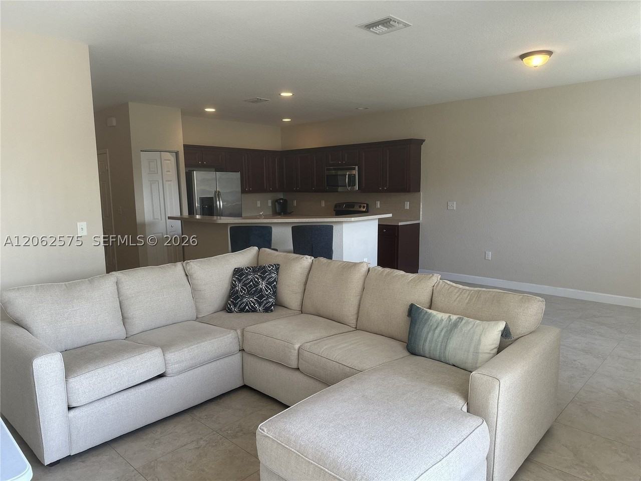 1015 Ne 208th St - Photo 5 of 29