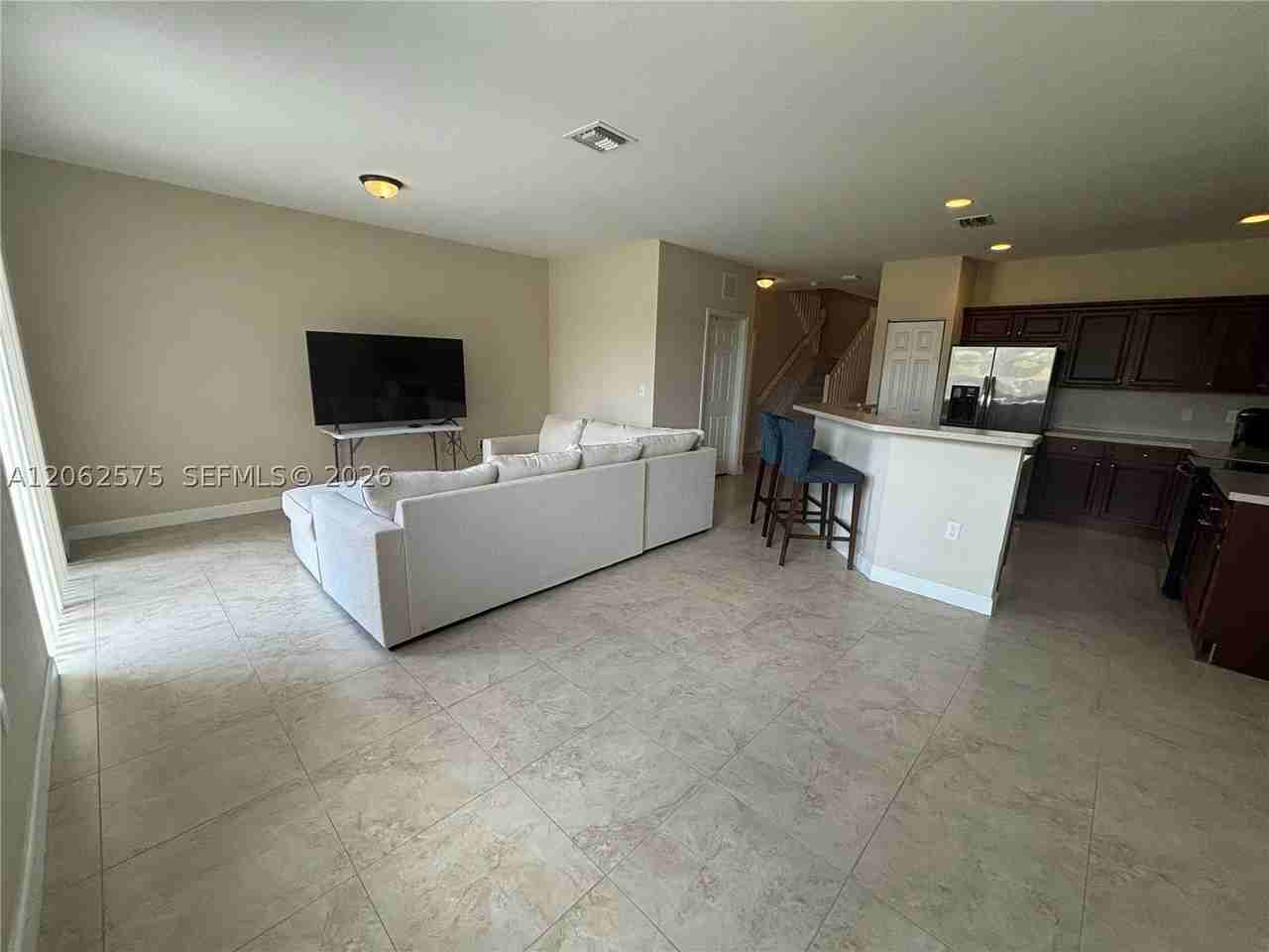 1015 Ne 208th St - Photo 6 of 29