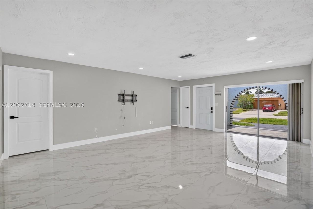 9531 Nw 20th Pl - Photo 3 of 21
