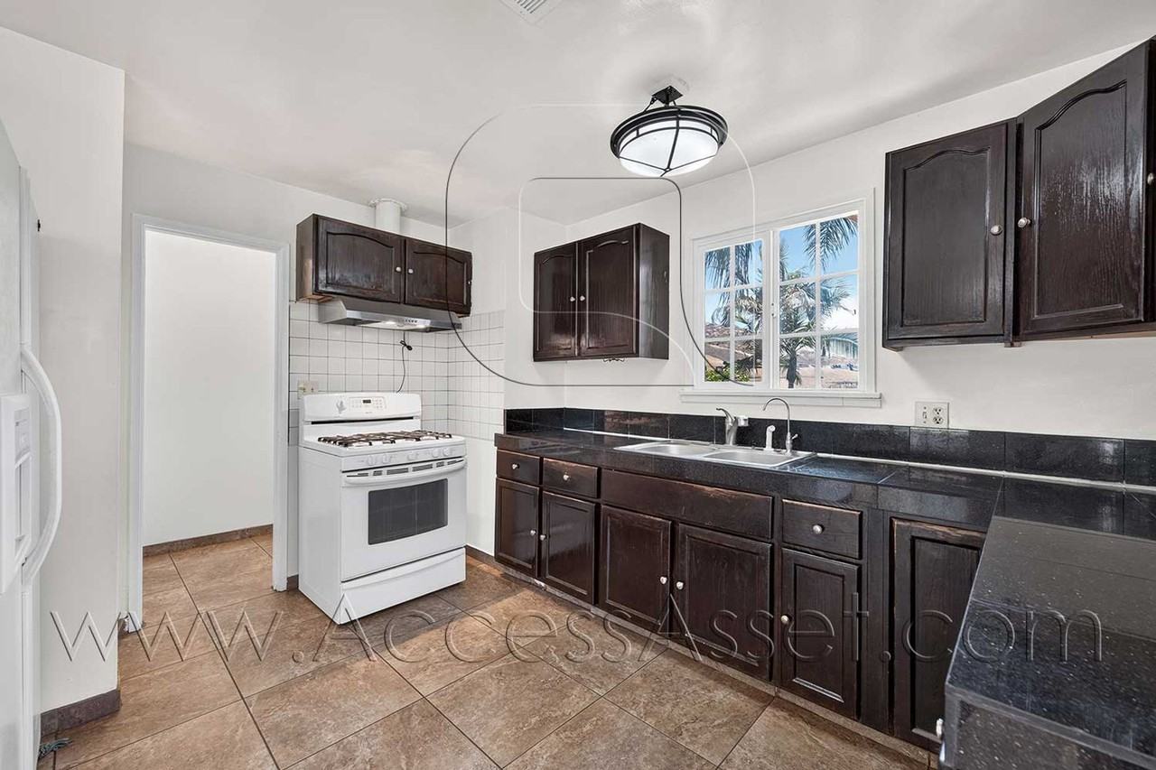 3301 Muriel Dr - Photo 2 of 33