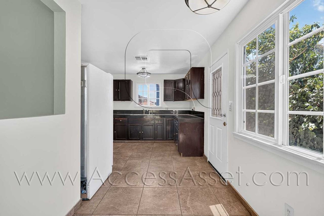 3301 Muriel Dr - Photo 3 of 33