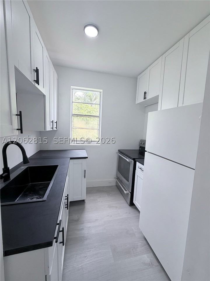 1560 Sw 5th St #7 - Photo 2 of 5