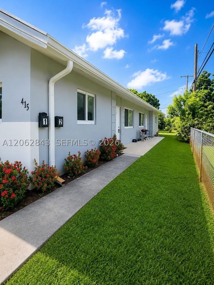 415 Sw 16th Ct #1 - Photo 2 of 12