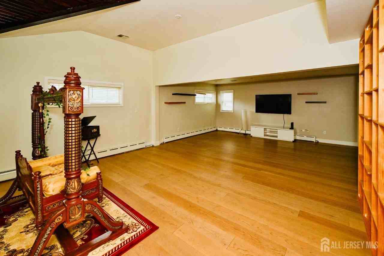 11 Baxter Rd - Photo 5 of 34