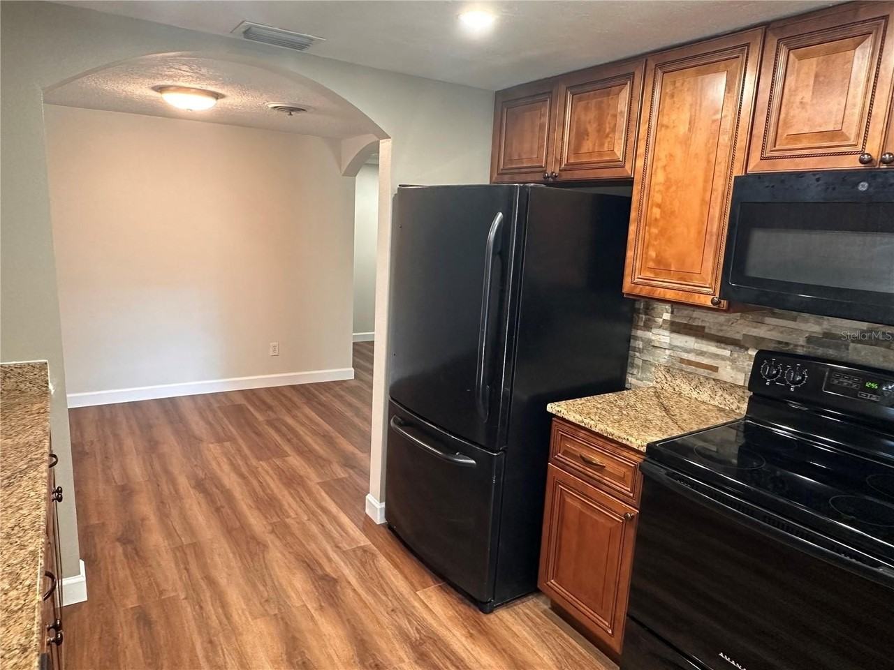 855 Stewart St - Photo 6 of 16