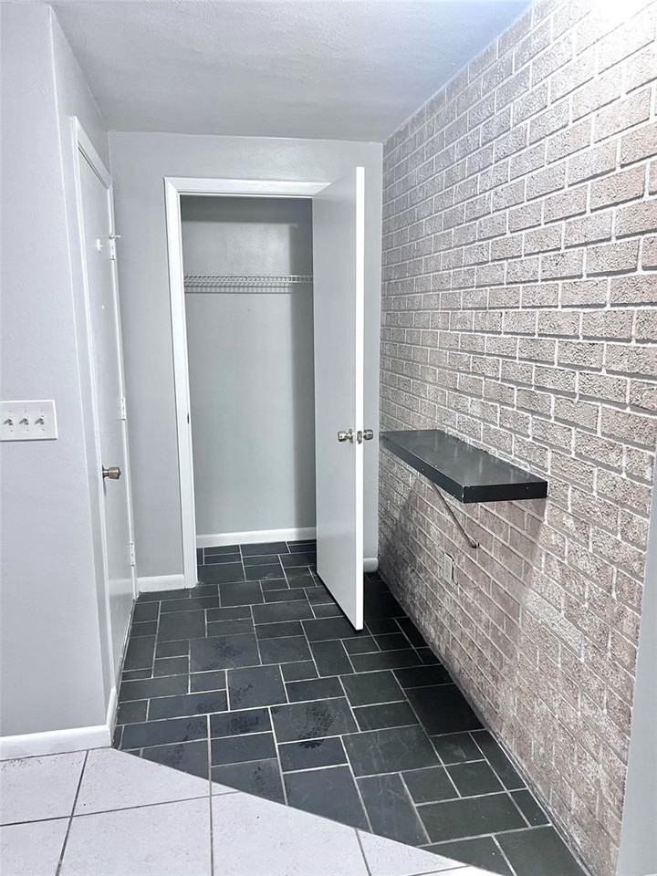 7204 Isle Dr - Photo 5 of 32