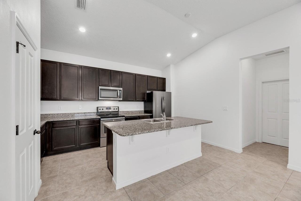 7608 Sunshine Bridge Ave - Photo 4 of 21