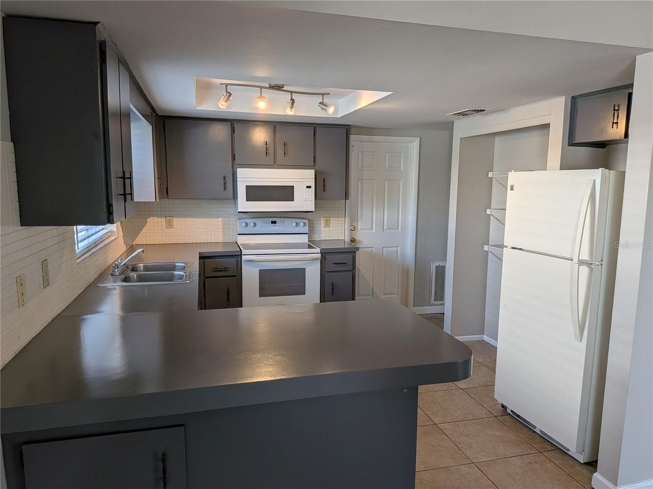 8206 Dedham Dr - Photo 5 of 22
