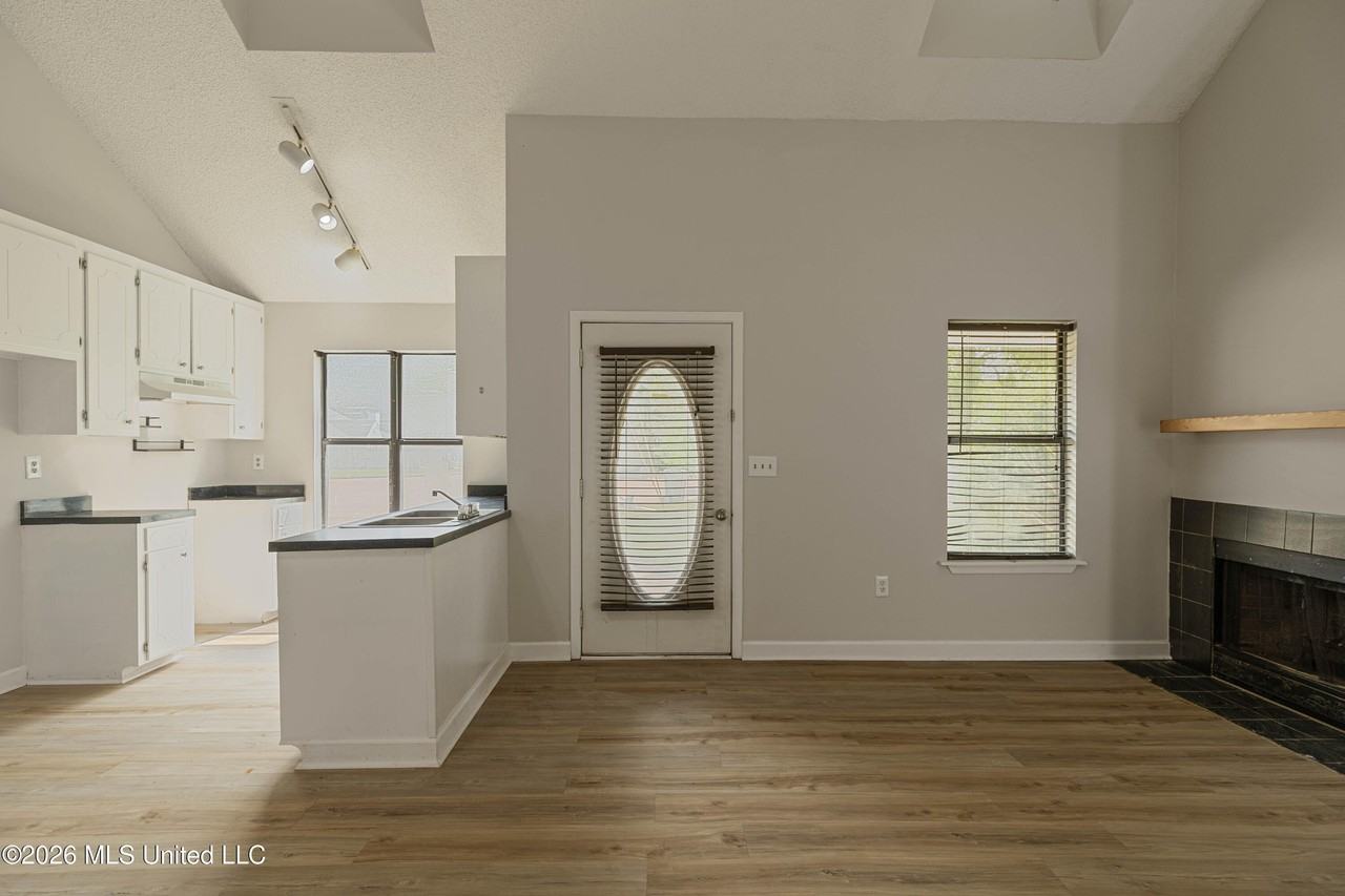 520 Twin Pine Cv - Photo 6 of 32