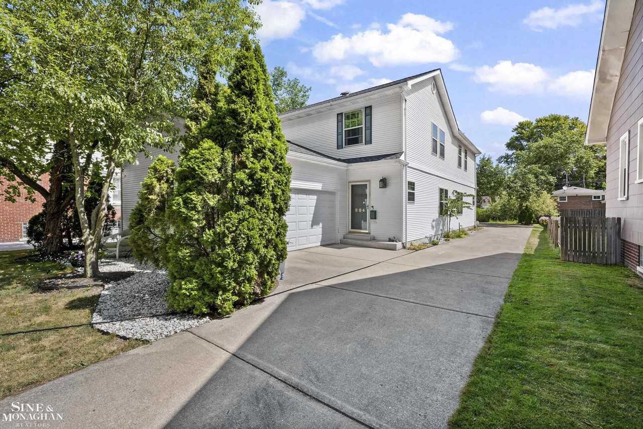 886 Saint Clair Ave - Photo 4 of 39