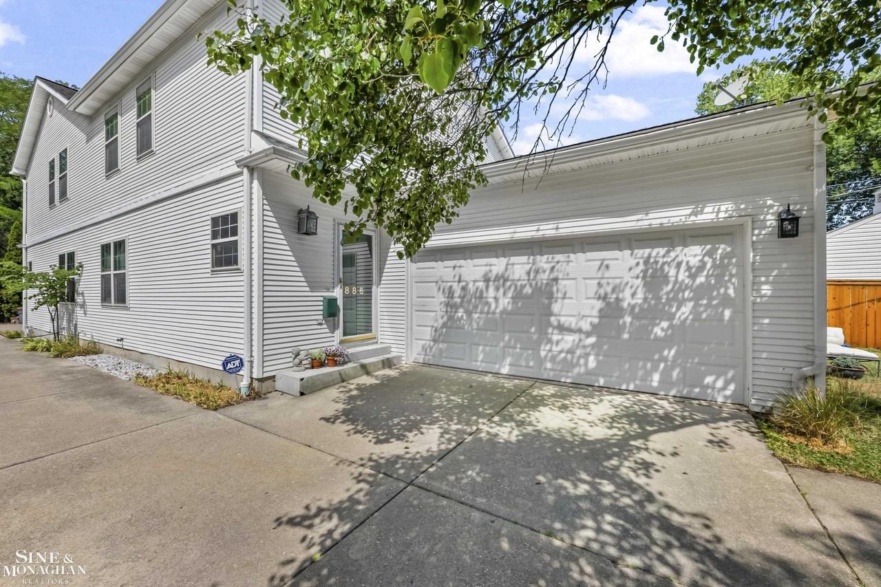 886 Saint Clair Ave - Photo 5 of 39
