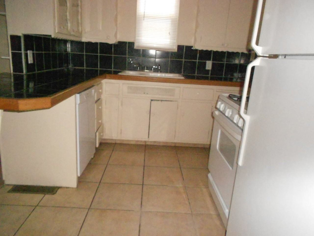 1629 Edwards St - Photo 3 of 4