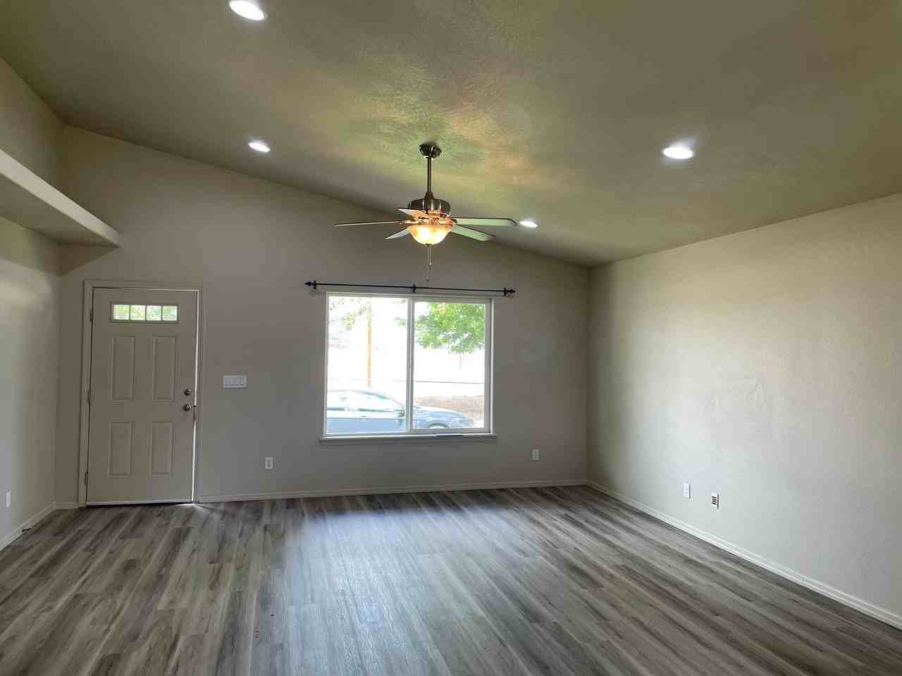 3564 Avenue G - Photo 5 of 24