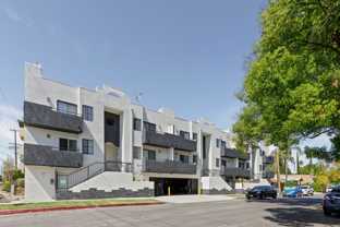 Gorgeous 2 Bed/2 bath apartment in excellent Sherman Oaks area! - Photo 1 of 1