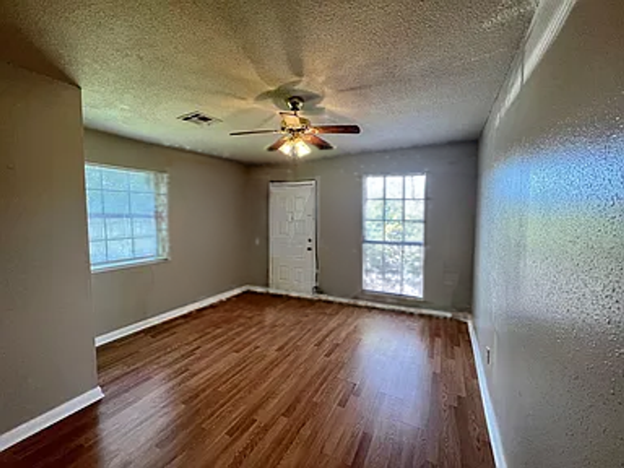 2427 Robley Dr - Photo 3 of 9