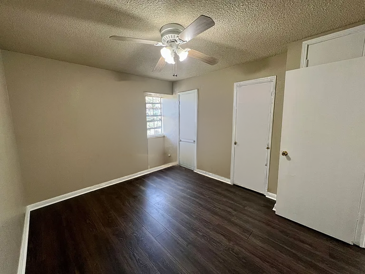 2427 Robley Dr - Photo 5 of 9