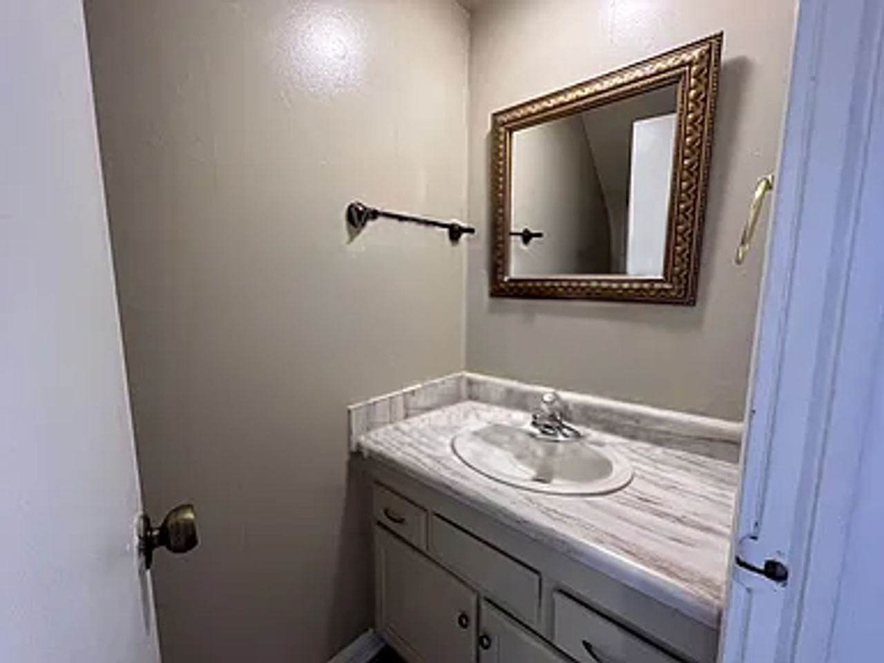 2427 Robley Dr - Photo 6 of 9
