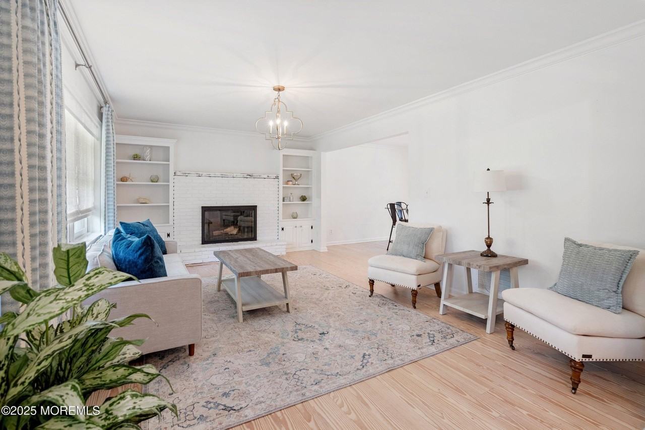 1204 Holly Pl - Photo 7 of 43