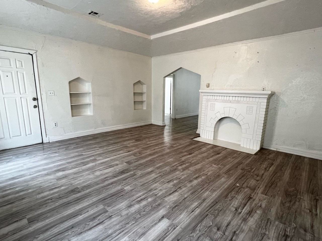 2240 Ne 20th St - Photo 2 of 34