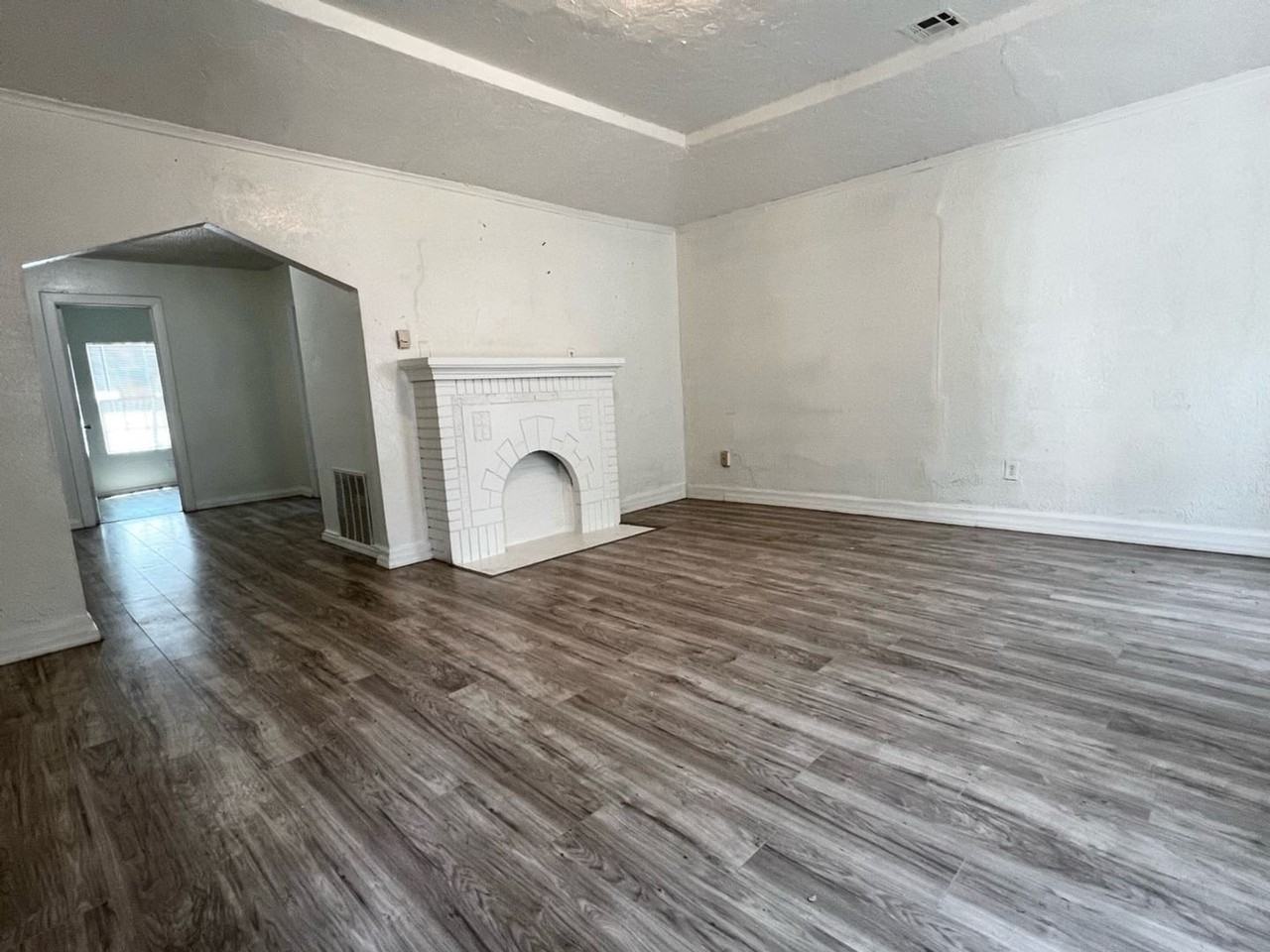 2240 Ne 20th St - Photo 3 of 34