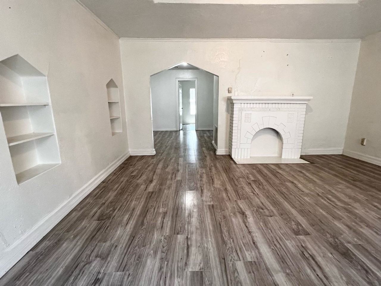 2240 Ne 20th St - Photo 4 of 34