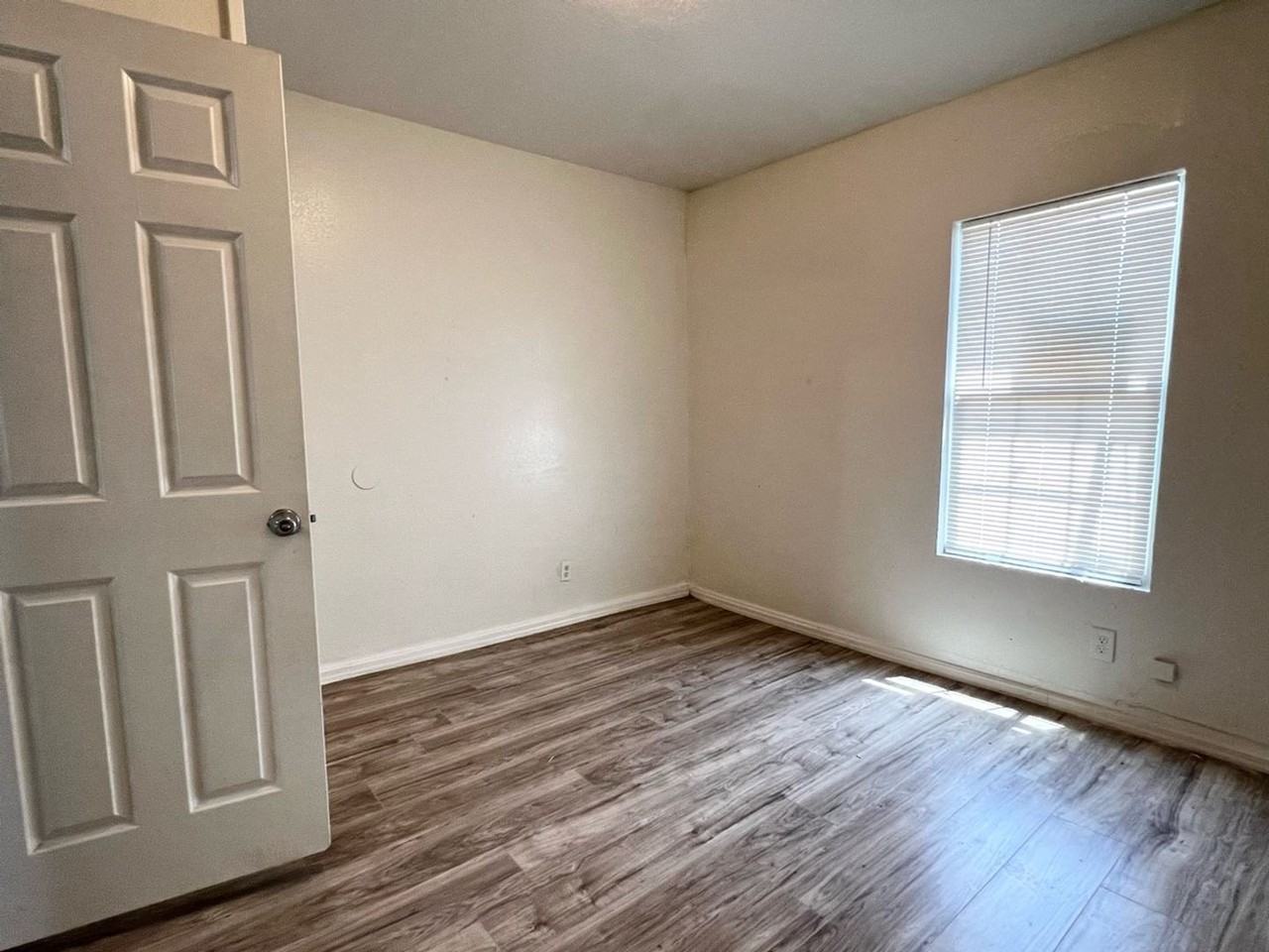 2240 Ne 20th St - Photo 5 of 34