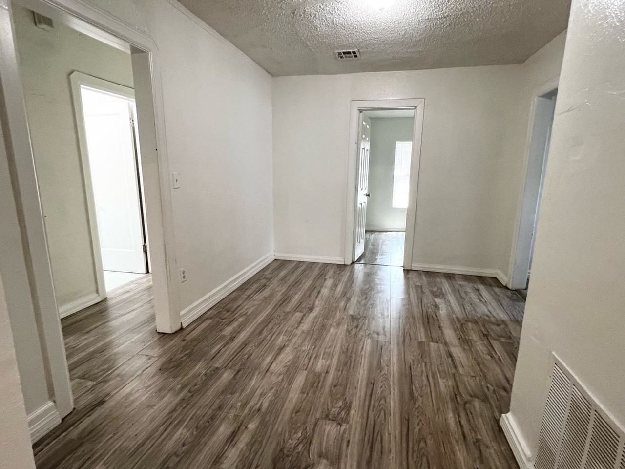2240 Ne 20th St - Photo 6 of 34