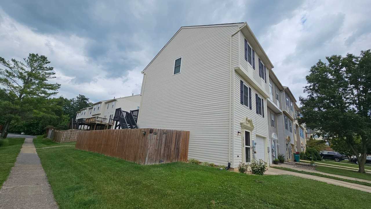 20140 Daniels Cir - Photo 2 of 34