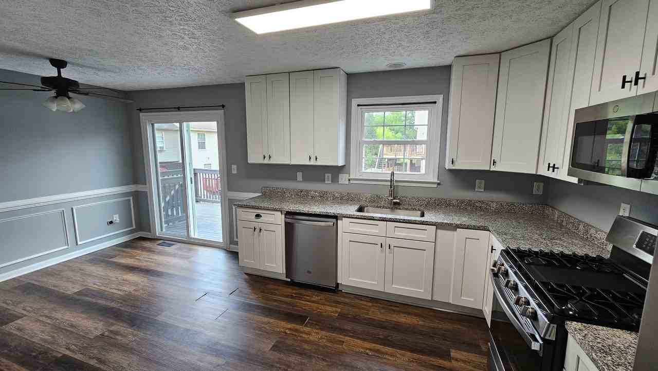 20140 Daniels Cir - Photo 5 of 34